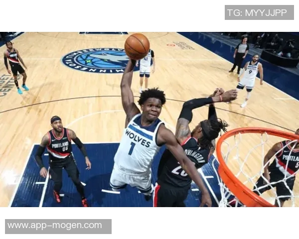 爱德华兹半场表现出色11投6中三分命中率高达40贡献15分3板3助