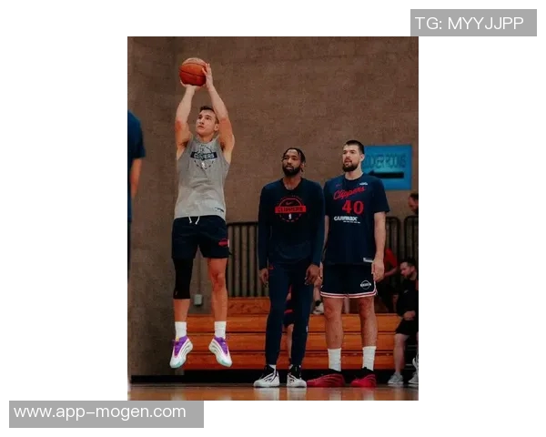 快船备战广州训练照曝光保罗小卡哈登科林斯齐聚场上展现默契